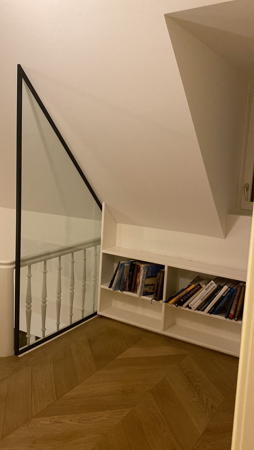 Sauberes Treppenhaus mit Parkett