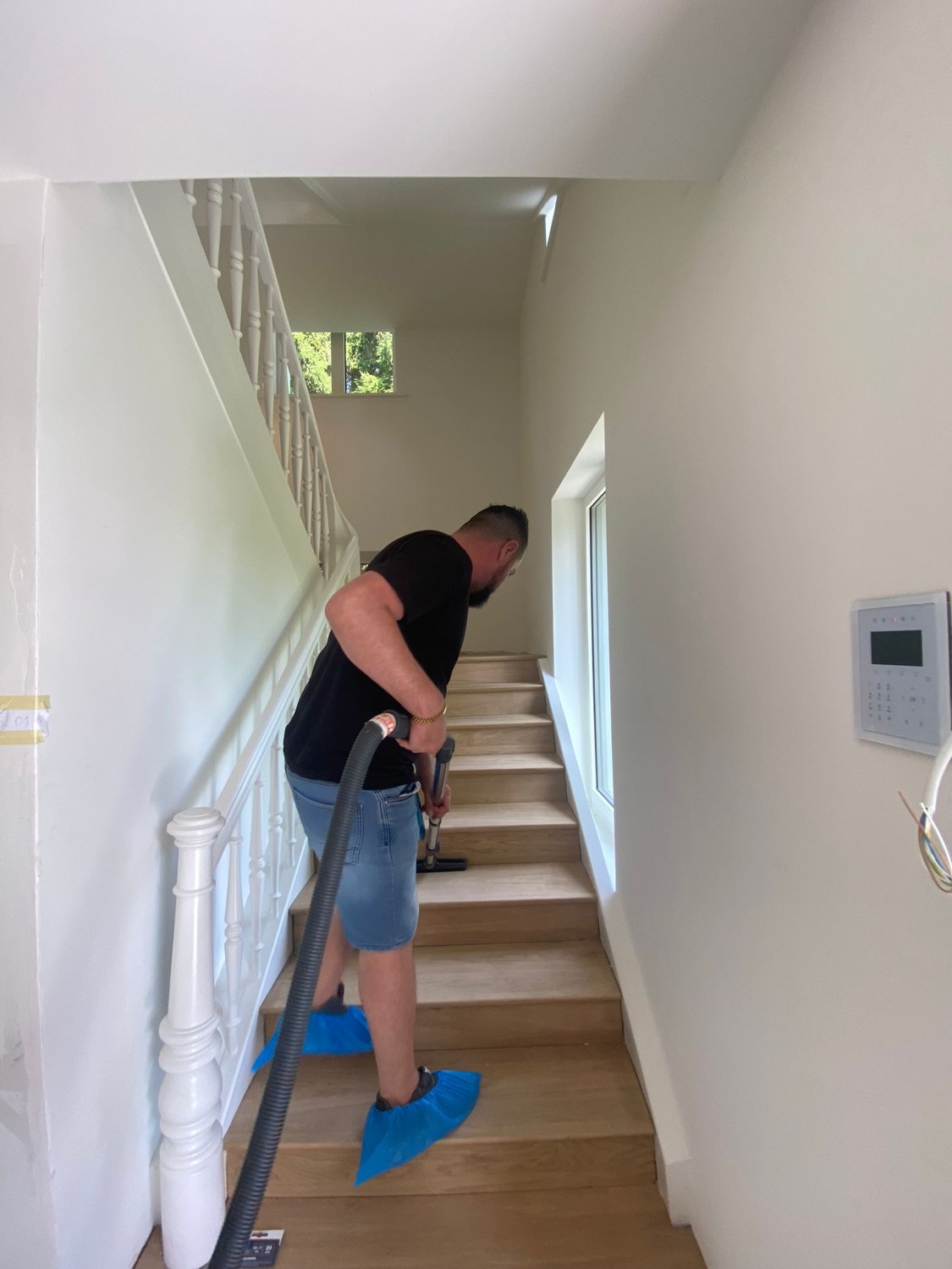 Somnia bei der sorgfältigen Reinigung einer Treppe
